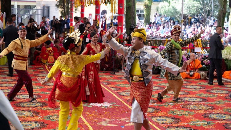 踊りを披露するマレーシアのグループ。2025年9月20日、インド、ヒマーチャル・プラデーシュ州ダラムサラ（撮影：ザムリン・ノルブ / 法王庁）