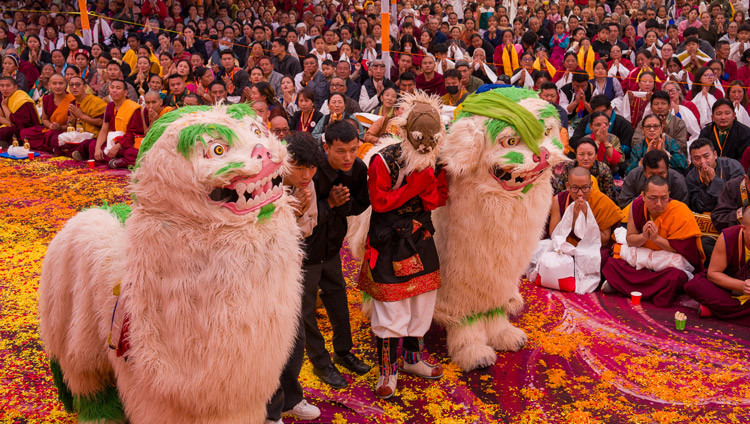 ガンデン僧院ラチ堂での法王の長寿祈願法要にて、法王のご到着を見守る雪獅子の獅子舞の踊り手たち。2026年1月21日、インド、カルナータカ州ムンゴット（撮影：テンジン・チュンジョル / 法王庁）