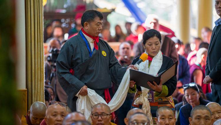長寿祈願法要でスピーチをするンガワン・サンドル氏。2026年2月23日、インド、ヒマーチャル・プラデーシュ州ダラムサラ（撮影：テンジン・チュンジョル / 法王庁）