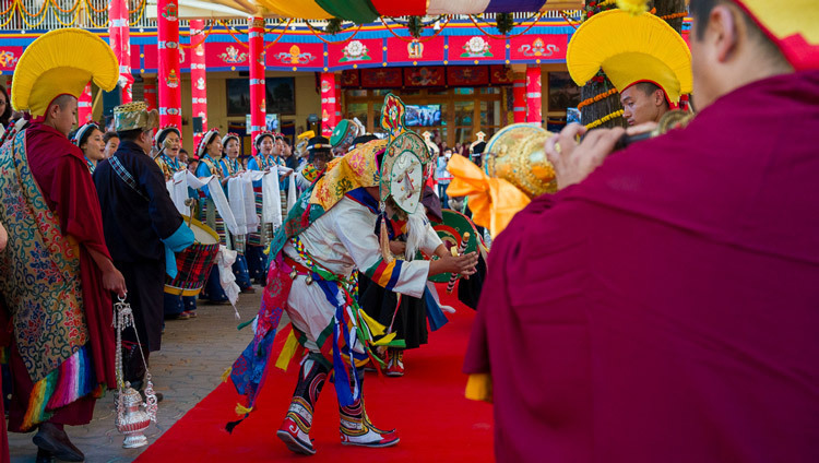 ツクラカンに到着された法王を歓迎する歌手と踊り手たち。2026年4月22日、インド、ヒマーチャル・プラデーシュ州ダラムサラ（撮影：テンジン・チュンジョル / 法王庁）