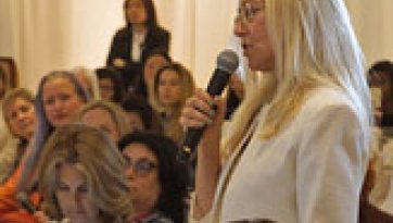 「女性による思いやりに満ちたリーダーシップ」についての朝食会