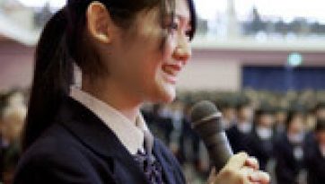 八雲学園の女子学生がダライ・ラマ法王を歓迎