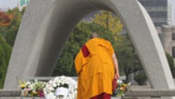 ダライ・ラマ法王、ノーベル平和賞受賞者とともに広島平和記念公園をご訪問