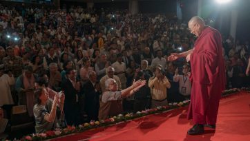 グワハティご到着とアッサム・トリビューン紙の79周年記念祝賀式典にご出席