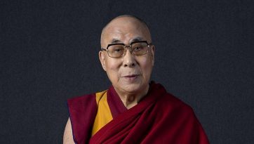 “祈りだけでは十分ではない” ダライ・ラマは語る：なぜ私たちは思いやりを持って新型コロナウイルスと闘う必要があるのか