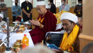 ジョカン寺とイスラム教寺院、キリスト教教会をご参詣