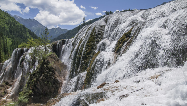 チベット、九寨溝の珍珠灘瀑布（写真：チベットハウス・ジャパン）