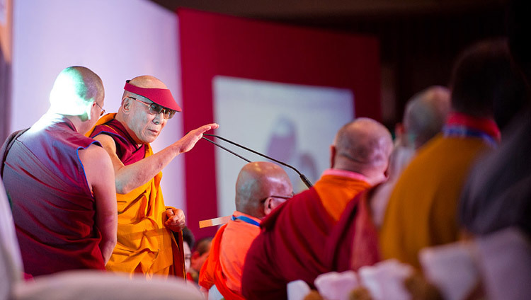 2011年世界仏教徒会議閉会式におけるダライ・ラマ法王の演説。2011年11月30日、インド、ニューデリー（撮影：テンジン・チュンジョル/法王庁）