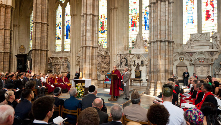 ウエストミンスター寺院で異宗教団体の代表による祈りが捧げられた後で、祝福の言葉を述べられるダライ・ラマ法王。2012年6月20日、イギリス、ロンドン（撮影：イアン・カミング）