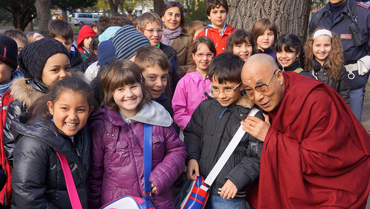 道中に出会った子供達とダライ・ラマ法王。2013年4月9日、イタリア、南チロル、ヴォルツァーノ（撮影：ジェレミー・ラッセル / 法王庁）