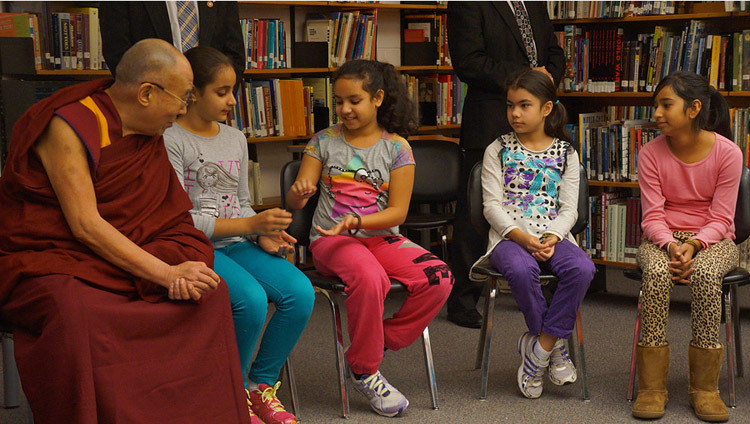 ジョン・オリバー・スクールにて、小学生の教室で感謝の心についてお話をされるダライ・ラマ法王。2014年10月21日、カナダ、バンクーバー（撮影：ジェレミー･ラッセル / 法王庁）