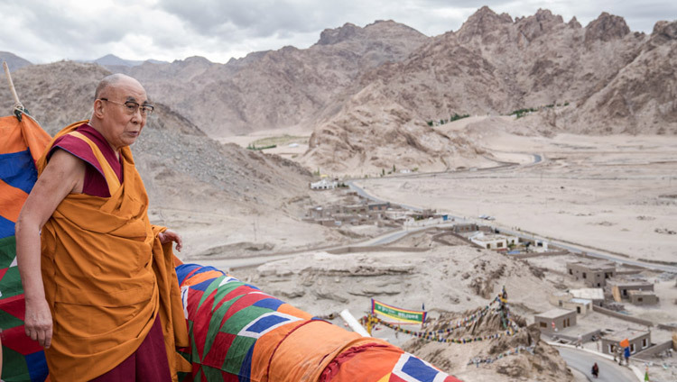 サンドペルリ僧院からレー渓谷を眺められるダライ・ラマ法王。2016年8月7日、インド、ジャンムー・カシミール州ラダック地方（撮影：テンジン・チュンジョル、法王庁）