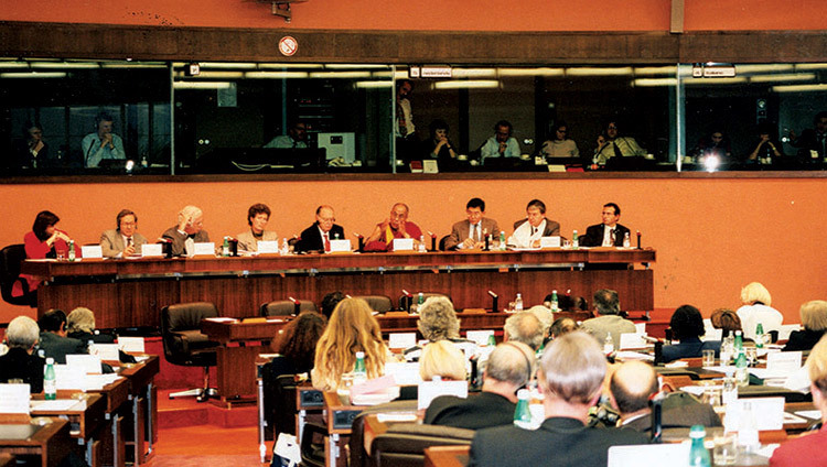 「五項目和平プラン」について欧州議会でスピーチをされるダライ・ラマ法王。1988年6月15日、フランス、ストラス　ブルグ