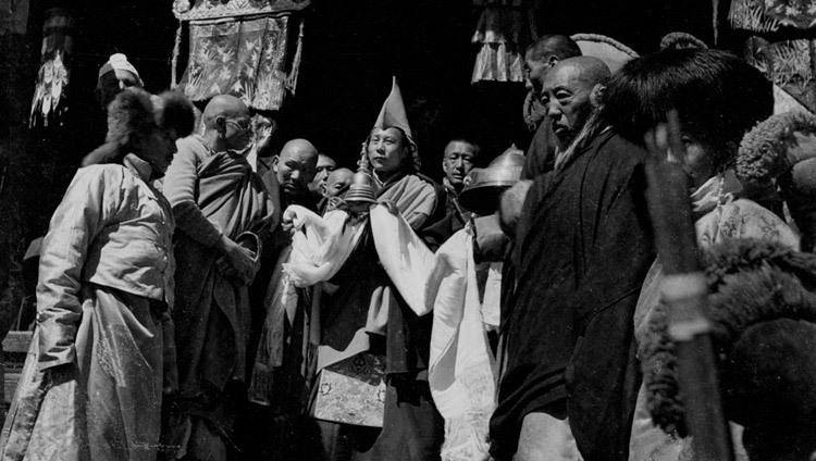 ドモ滞在中のダライ・ラマ法王。1951年、チベット、シガツェ地方