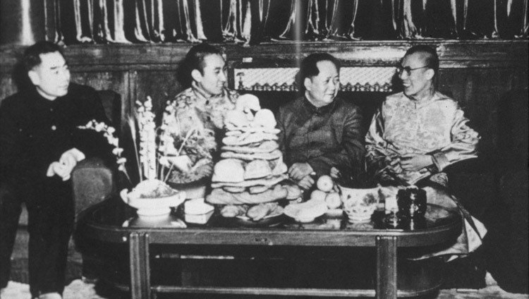 左から、周恩来、パンチェン・ラマ10世、毛沢東、ダライ・ラマ法王。1955年、中国、北京（写真：チベット・イメージズ）