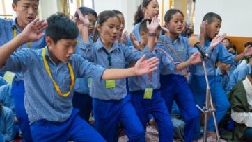 チベット人の若者たちへの法話