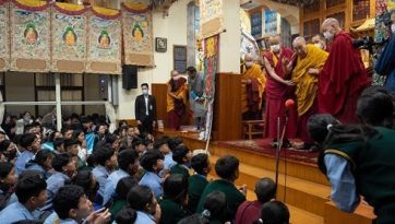 チベットの若者たちに向けた法話会